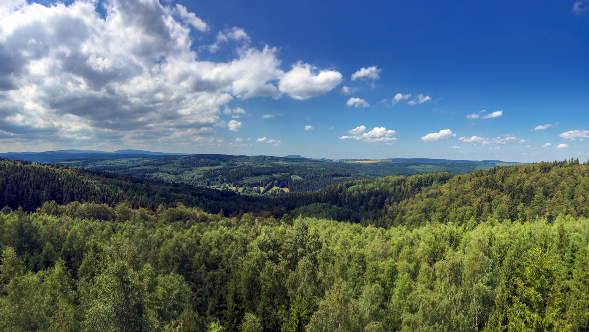Grandiose Aussicht vom Mnišská skála (Mönchsfelsen) in Richtung der 1000er des Erzgebirges. Foto: Chris Bergau